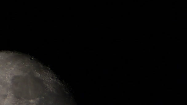 Движение большой луны в черном пространстве — стоковое видео
