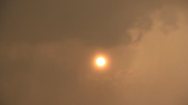 Disque solaire derrière la pluie 