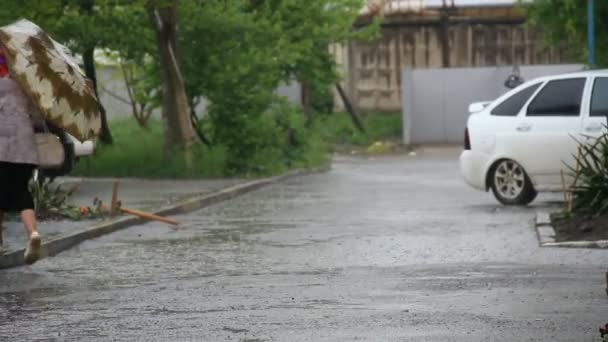 Lluvia en la calle tranquila — Vídeos de Stock