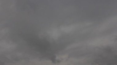 moody gökyüzü timelapse üzerinde gri bulutlar