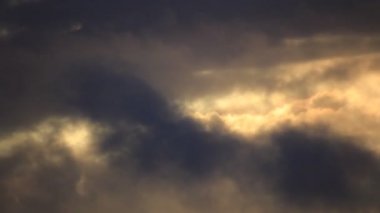 Güneş ışınları ile kara bulutlar