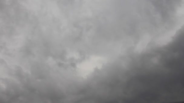 Nubes grises en el timelapse cielo malhumorado — Vídeos de Stock