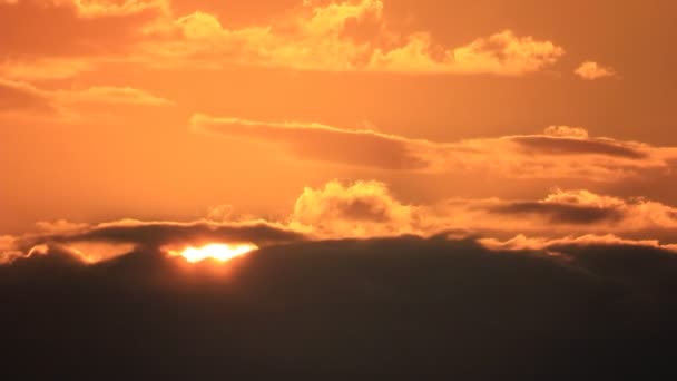 Glödande solen på mörker moln himlen — Stockvideo