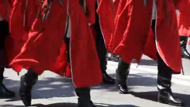 Cossacos andam em uniforme vermelho — Vídeo de Stock