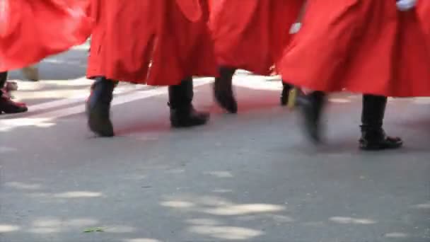 Los cosacos caminan en uniforme rojo — Vídeos de Stock