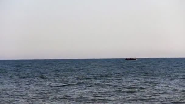 Маленькая лодка встречается со скоростной лодкой — стоковое видео