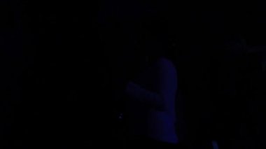 insanlar gece kulübü karanlıkta dans siluetleri