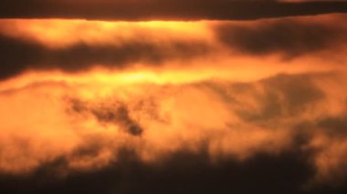 karanlık rainscape bulutlar, güneş ışığı gizlemek time-lapse