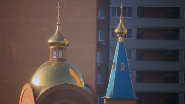 Zonnestralen weerspiegelen gouden koepel ortodox kerk — Stockvideo