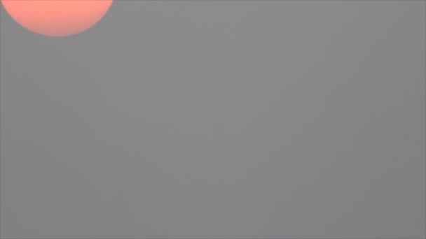 Сіре небо червоне сонце диск час заходу сонця — стокове відео