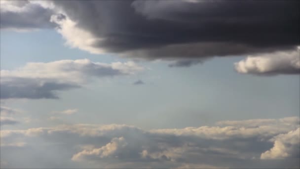 Nubes de fondo plano cielo azul pálido — Vídeo de stock