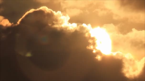 Zon schijf stijging van stormachtige wolken — Stockvideo