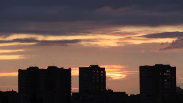 Powstanie słońce dysku z burzliwy chmury — Wideo stockowe