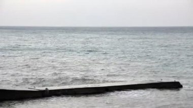 Fırtına dalgaları tatilinde eski iskele