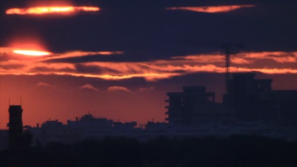 Edificio de siluetas en el fondo del amanecer — Vídeo de stock