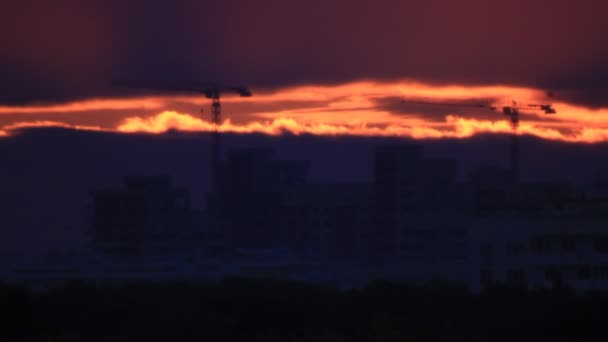 Sunrise arka planda bina silhouettes — Stok video