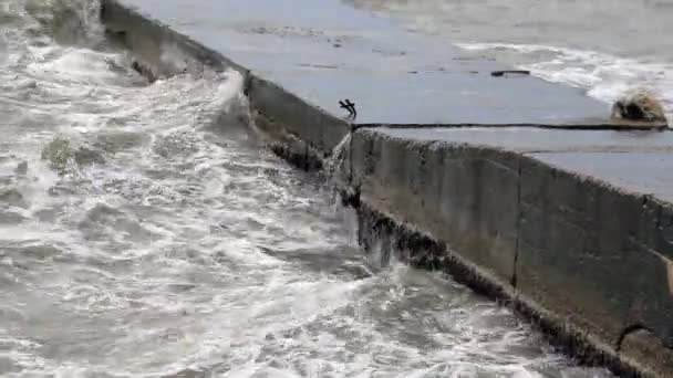 Storm golven breken op oude pier — Stockvideo