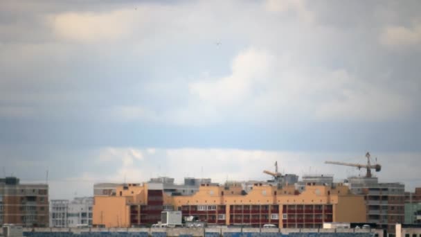 Nubes timelapse sobre edificios construidos — Vídeo de stock