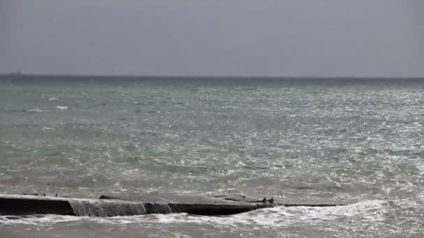 Storm golven breken op oude pier — Stockvideo
