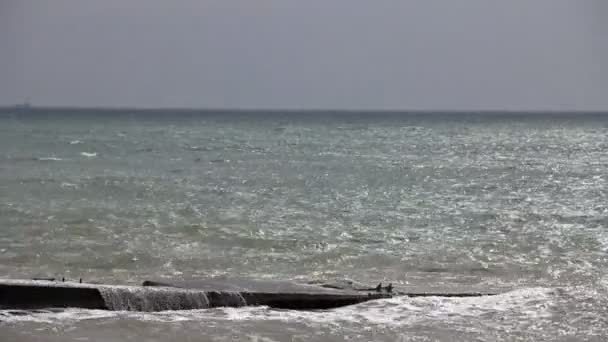 Les vagues de tempête se brisent sur la vieille jetée — Video