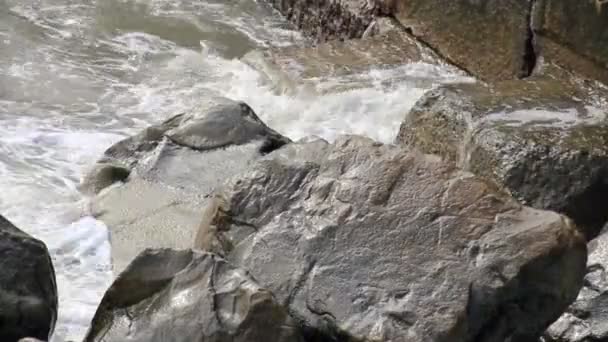石のビーチに嵐の波 — ストック動画