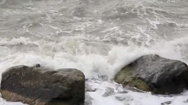 Stürmische Wellen am steinigen Strand — Stockvideo