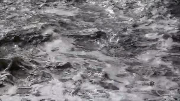 Schuim op de golven van het water — Stockvideo