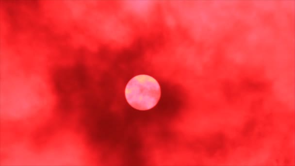 Halo alrededor del disco solar en el cielo rojo pálido time-lapse — Vídeos de Stock