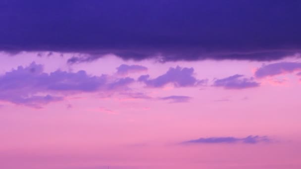 Фиолетовое драматическое небо — стоковое видео