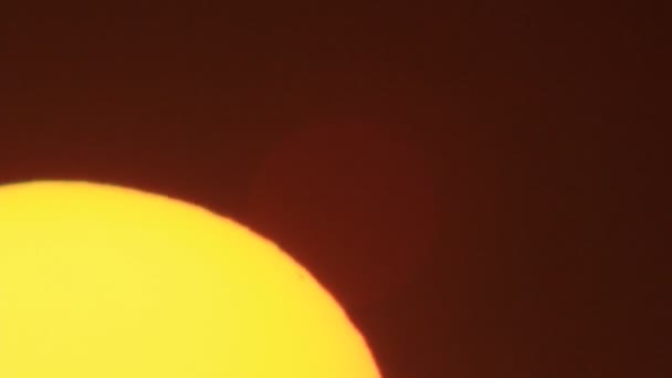 Grote heldere zon schijf op de hemel time-lapse — Stockvideo