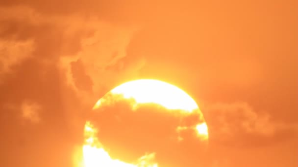 Lever de soleil rouge à travers les nuages 