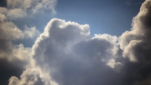 Nubes transformándose en el cielo — Vídeo de stock