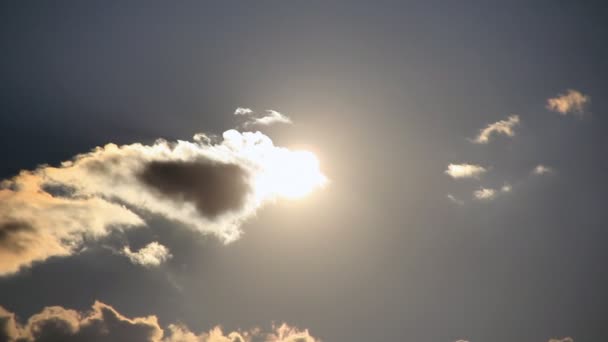 Nube ocultar el sol en el cielo caliente — Vídeo de stock