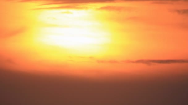 Gele zon schijf zonsopgang door lichte wolken — Stockvideo