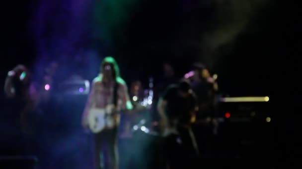 Músicos de rock actuando en el escenario — Vídeo de stock
