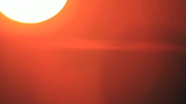 Stor gul-röd sun disk i solnedgång himlen timelapse — Stockvideo