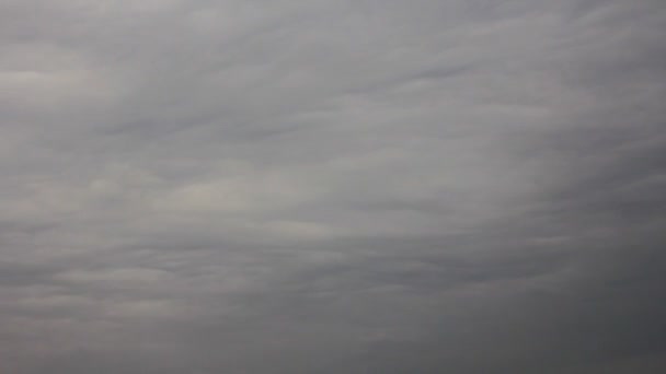 Moody gökyüzü timelapse üzerinde gri bulutlar — Stok video