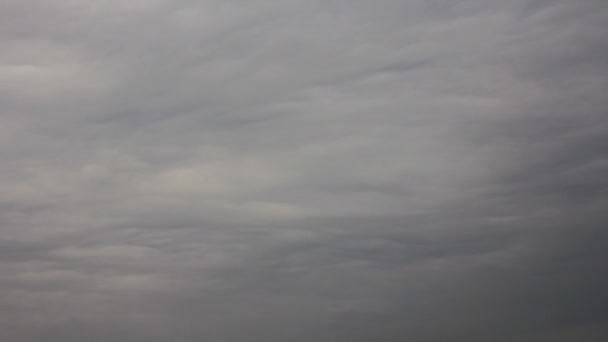 Nubes grises en el timelapse cielo malhumorado — Vídeo de stock