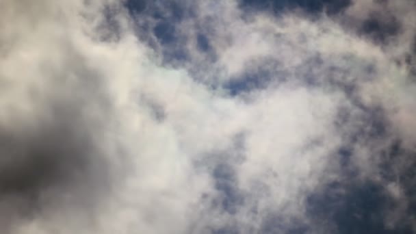 Nubes transformándose en el cielo — Vídeo de stock