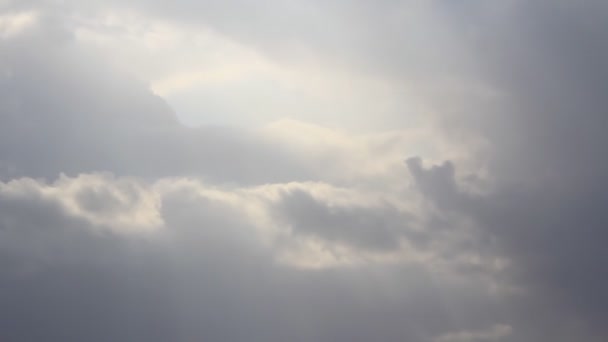 Rayos de sol a través de nubes — Vídeo de stock