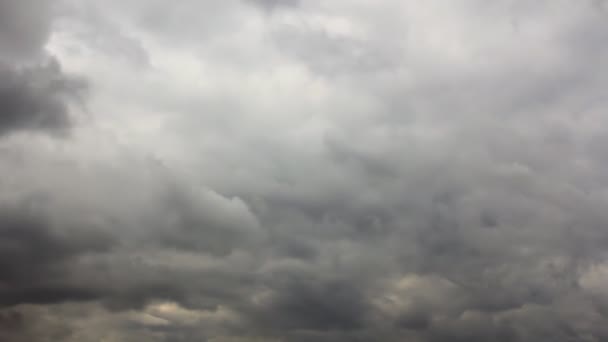 Moody gökyüzü timelapse üzerinde gri bulutlar — Stok video