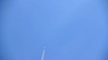 uçak yollar crossing karşı açık mavi gökyüzü