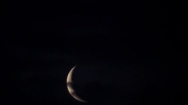 gece karanlık bulutlar hızlandırılmış aracılığıyla genç ay