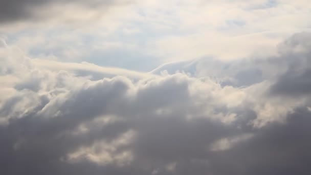 Nadýchané sněhobílé mraky na obloze — Stock video