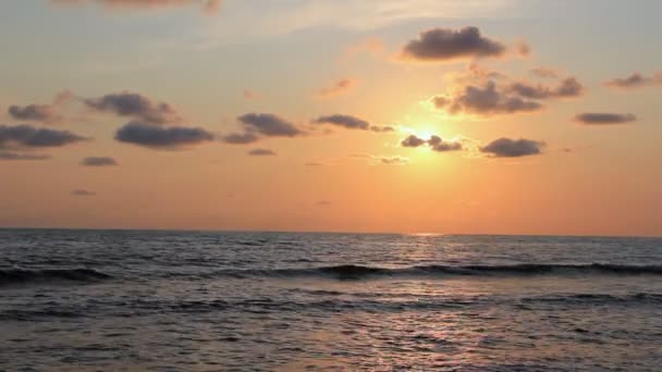Ήλιος, σύννεφα πάνω από την επιφάνεια της θάλασσας — Αρχείο Βίντεο