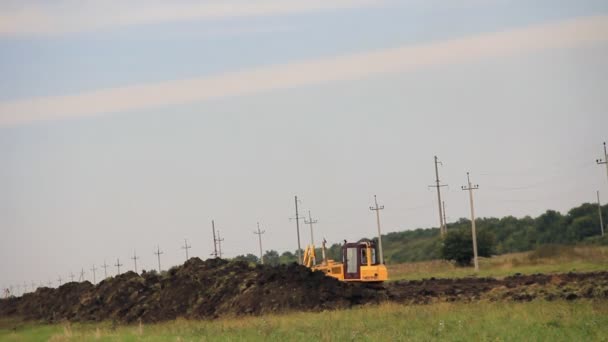 Traktorer utgrävning i fältet — Stockvideo