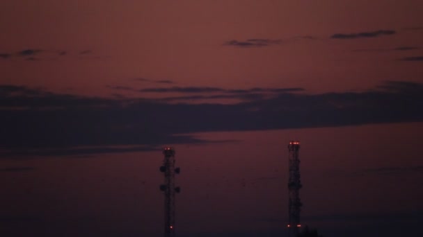 在黑夜中的两个通讯塔。 — 图库视频影像