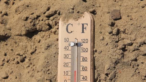 Temperatura caliente en el termómetro en la arena — Vídeos de Stock