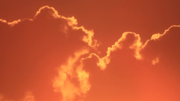 Яркий восход солнца на теплом небе — стоковое видео