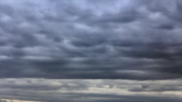 Mulen himmel turbulens timelapse阴云密布的天空湍流游戏中时光倒流 — Stockvideo